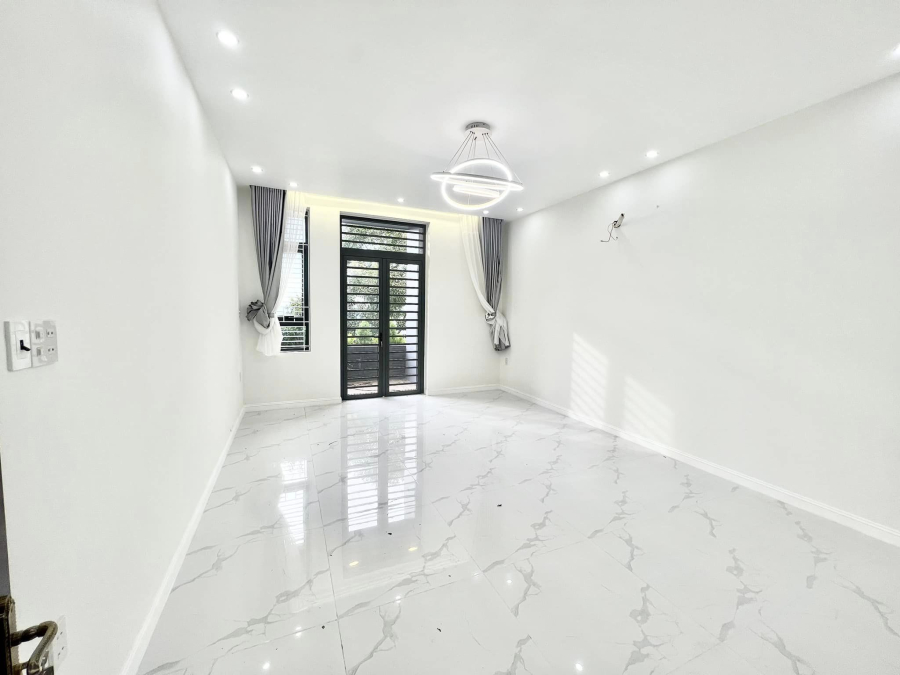 🎉 Nhà 3 lầu 📍 Mặt Tiền Nguyễn Văn Cừ 🌹Hồng Phát