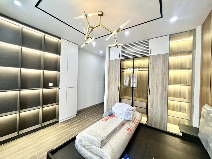 🎉 Nhà 3 lầu 📍 Mặt Tiền Nguyễn Văn Cừ 🌹Hồng Phát