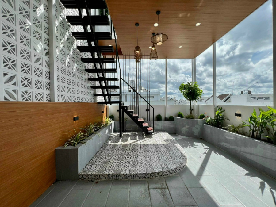 Nhà 3 Lầu Thêm Sân Thượng - Mặt Tiền Trần Hoàng Na