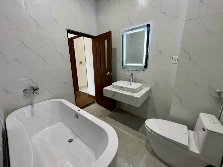 Nhà 3 Lầu Thêm Sân Thượng - Mặt Tiền Trần Hoàng Na