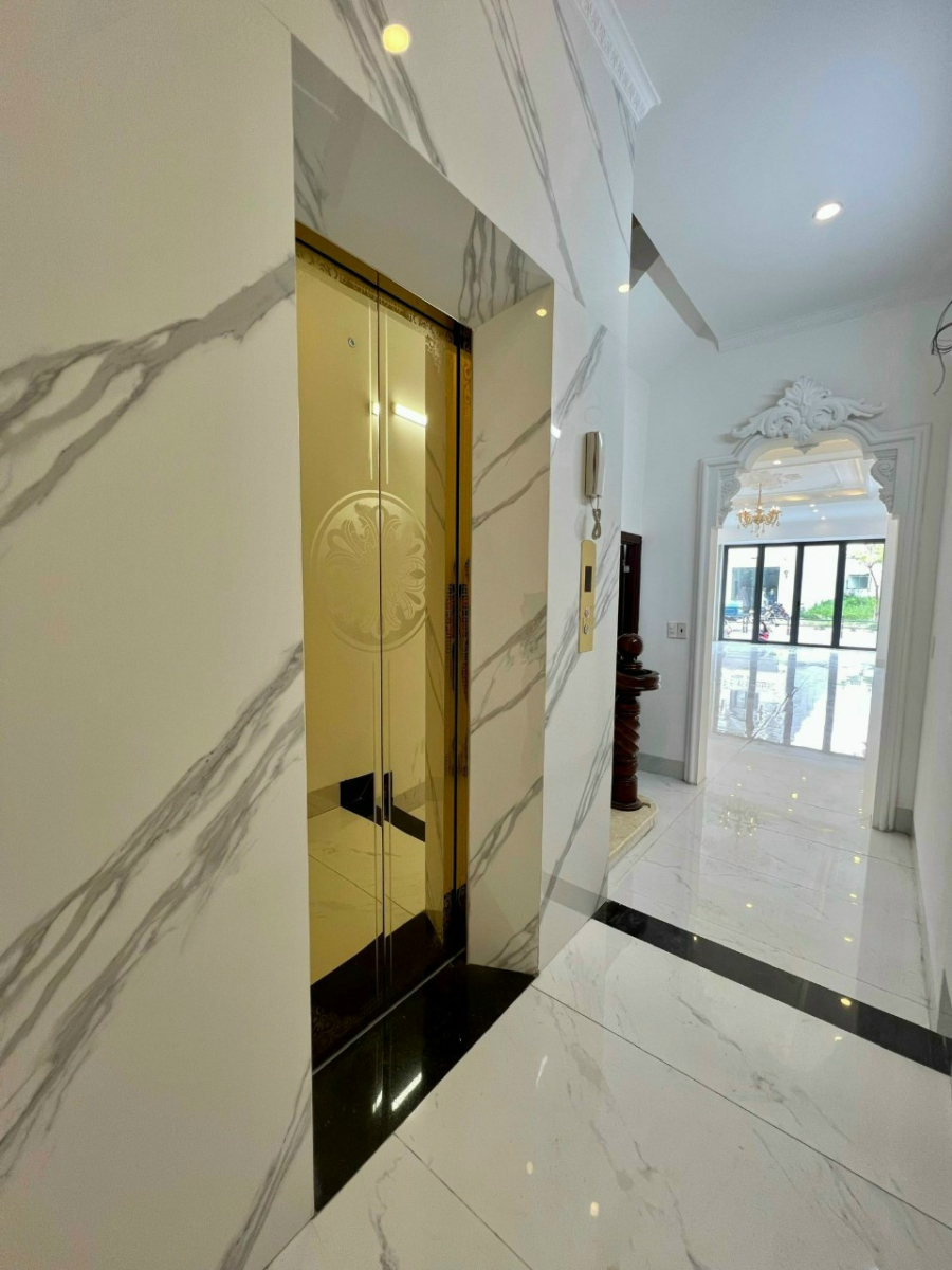 Nhà 3 Lầu Thêm Sân Thượng - Mặt Tiền Trần Hoàng Na