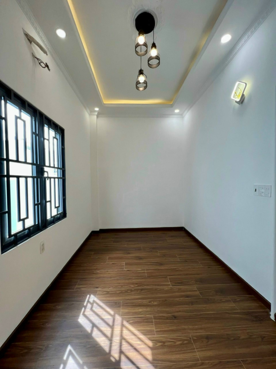 Nhà 3 Lầu Thêm Sân Thượng - Mặt Tiền Trần Hoàng Na