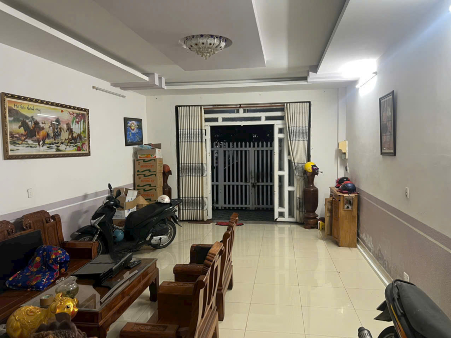 Bán nhà 1 trệt 2 lầu đường số 2 KDC 586