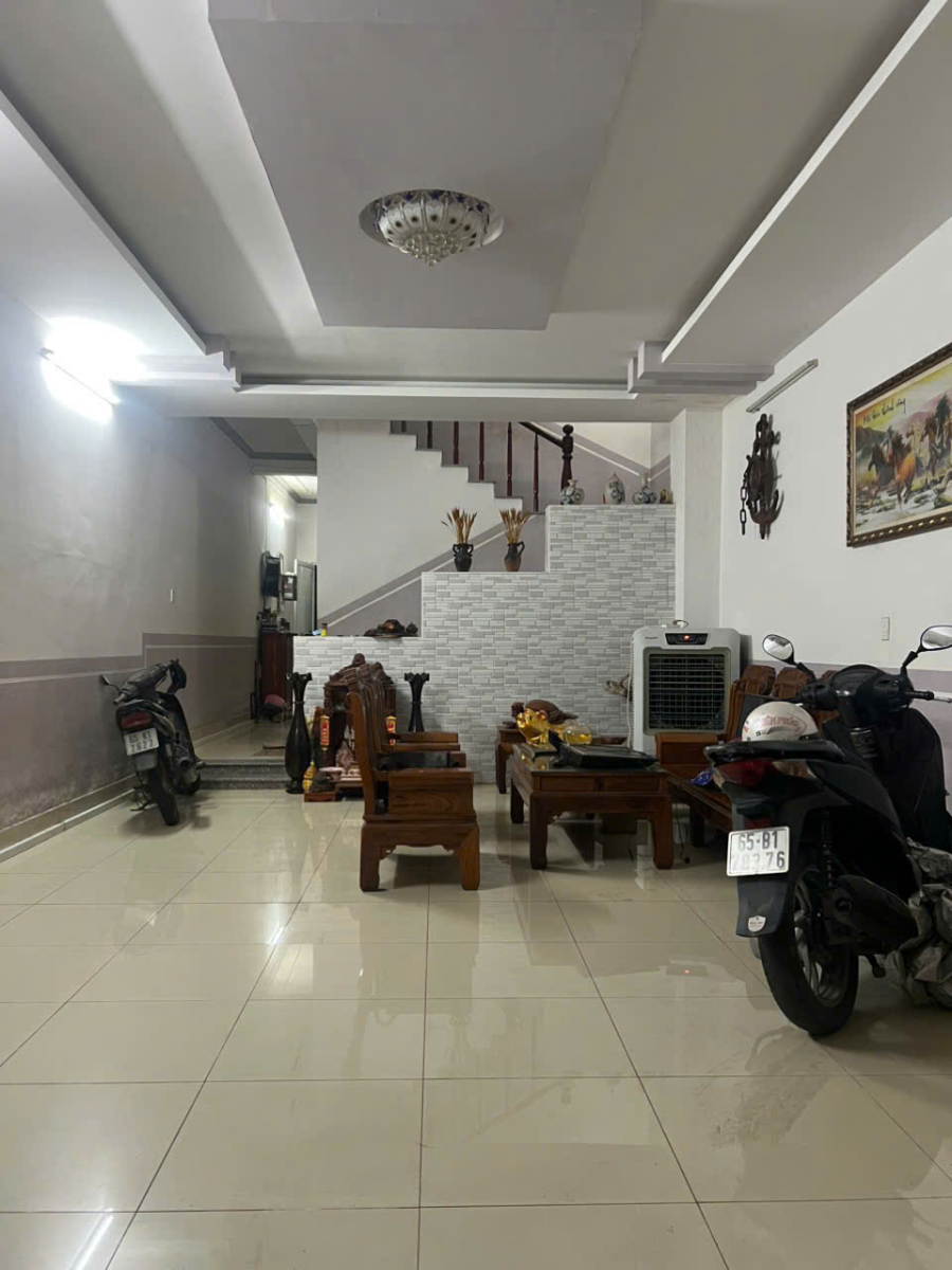 Bán nhà 1 trệt 2 lầu đường số 2 KDC 586